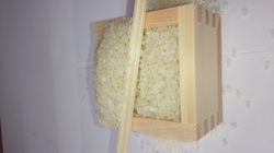 カップにお米を山盛り入れ、お箸で擦り切りいっぱいにする。